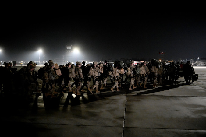 Żołnierze armii Stanów Zjednoczonych po opuszczeniu samolotu na lotnisku w podrzeszowskiej Jasionce, 16.02.2022 r. (Darek Delmanowicz / PAP)