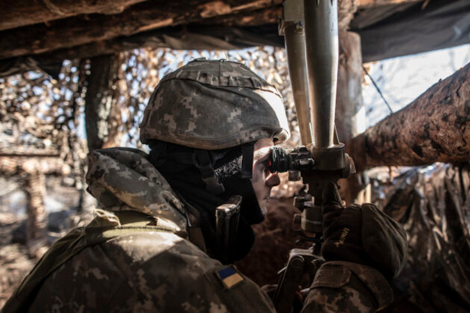 Ukraiński żołnierz obserwuje pozycje prorosyjskich separatystów w pobliżu wsi Switłodarśk, Ukraina, 14.02.2022 r. (Manu Brabo / Getty Images)
