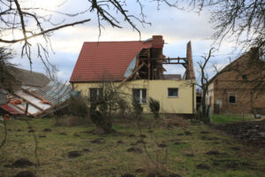 Zniszczony dom w Gorzowie Wielkopolskim po przejściu wichury, 19.02.2022 r (Lech Muszyński / PAP)
