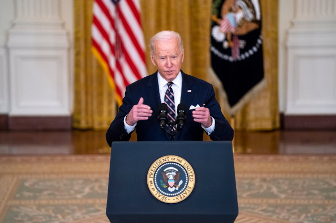 Prezydent Stanów Zjednoczonych Joe Biden podczas przemówienia na temat reakcji USA na eskalację konfliktu na granicy ukraińsko-rosyjskiej, East Room w Białym Domu, Waszyngton, 22.02.2022 r. (SHAWN THEW/PAP/EPA)