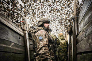 Patrol wojsk ukraińskich na linii frontu pod miejscowością Nowołuhanśke na wschodzie Ukrainy, 19.02.2022 r. (Aris Messinis/AFP via Getty Images)