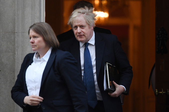 Premier Wielkiej Brytanii Boris Johnson wychodzi z Downing Street 10 w Londynie, 24.02.2022 r. (ANDY RAIN/PAP/EPA)