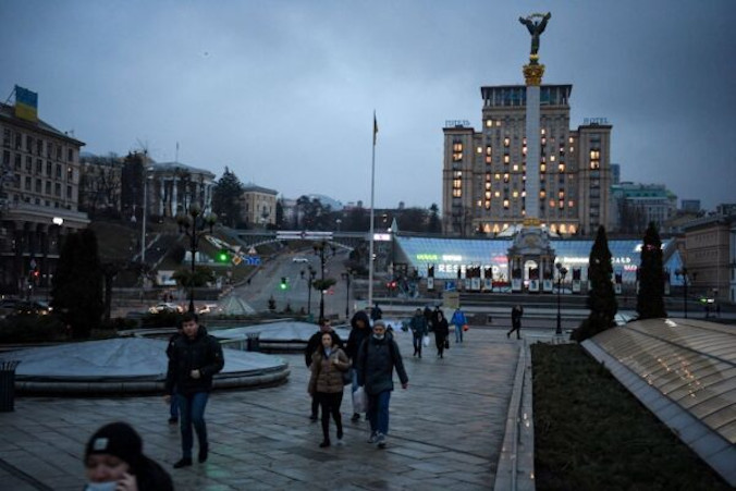 Ludzie w centrum Kijowa przed Pomnikiem Niepodległości, wczesne godziny 24.02.2022 r. (Daniel Leal/AFP via Getty Images)