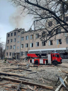 Następstwa wybuchu w budynku jednostki wojskowej w Kijowie, Ukraina, 24.02.2022 r., zdjęcie udostępnione przez służby prasowe Ministerstwa Spraw Wewnętrznych Ukrainy (Interior Ministry press service HANDOUT/PAP/EPA/)