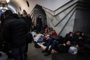 Mieszkańcy Charkowa schronili się na stacji metra Puszkinskaja, Charków, Ukraina, 24.02.2022 r. (SERGEY KOZLOV/PAP/EPA)