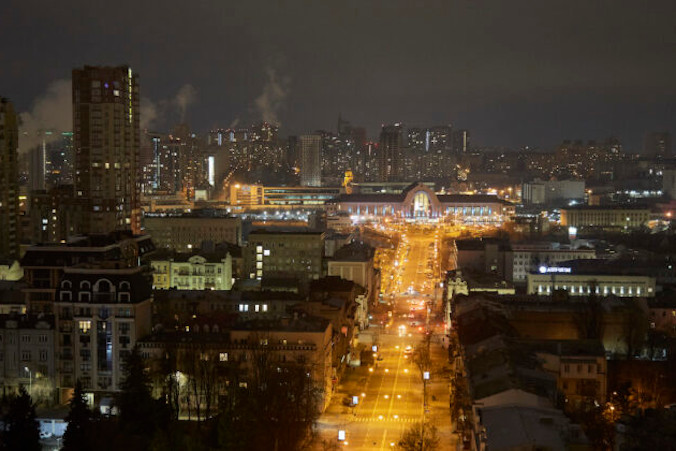 Nocny widok na Kijów po ogłoszeniu przez mera miasta godziny policyjnej od 22:00 do 7:00 rano 24.02.2022 r. (Pierre Crom / Getty Images)