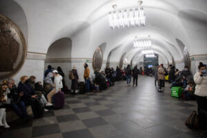 Mieszkańcy schronili się przed nadchodzącą nocą na stacji metra w Kijowie, Ukraina, 24.02.2022 r. (MIKHAIL PALINCHAK/PAP/EPA)