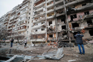 Skutki nocnego ostrzału w dzielnicy mieszkalnej w Kijowie, Ukraina, 25.02.2022 r. (SERGEY DOLZHENKO/PAP/EPA)