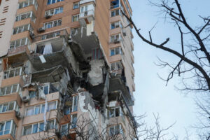 Zniszczenia w wieżowcu, który ucierpiał w wyniku ostrzału w Kijowie, Ukraina, 26.02.2022 r. (SERGEY DOLZHENKO/PAP/EPA)