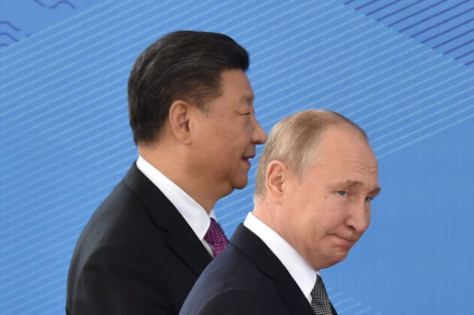 Prezydent Rosji Władimir Putin i przywódca Chin Xi Jinping idą podczas spotkania Rady Głów Państw Szanghajskiej Organizacji Współpracy (SCO) w Biszkeku, 14.06.2019 r. (Vyacheslav Oseledko/AFP via Getty Images)