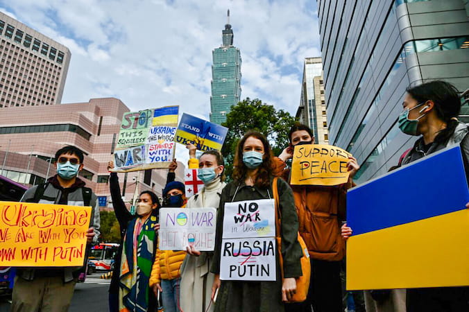 W Tajpej grupa Słowian mieszkających na Tajwanie trzymała transparenty w proteście przeciwko inwazji Rosji na Ukrainę, 25.02.2022 r. (Sam Yeh/AFP via Getty Images)