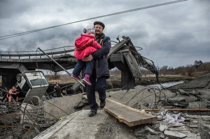 Ludzie przechodzą wśród gruzów ze zniszczonego mostu w mieście Irpień niedaleko Kijowa, Ukraina, 6.03.2022 r. (OLEKSANDR RATUSHNIAK/PAP/EPA)
