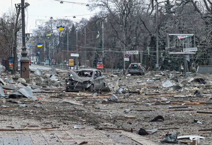 Zniszczenia w następstwie rosyjskiego ostrzału w Charkowie, Ukraina, 1.03.2022 r. (SERGEY DOLZHENKO/PAP/EPA)