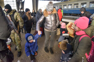 Ukraińscy uchodźcy oczekują na transport na dworcu Lwów Główny, 28.02.2022 r. (Vitaliy Hrabar / PAP)