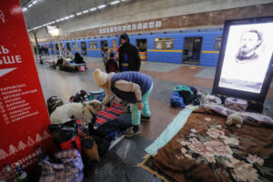 Mieszkańcy schronili się na stacji metra w Kijowie, Ukraina, 2.03.2022 r. (SERGEY DOLZHENKO/PAP/EPA)