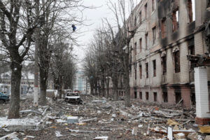 Zniszczenia w następstwie nocnego ostrzału ukraińskich obiektów wojskowych w Browarach pod Kijowem, Ukraina, 1.03.2022 r. (SERGEY DOLZHENKO/PAP/EPA)