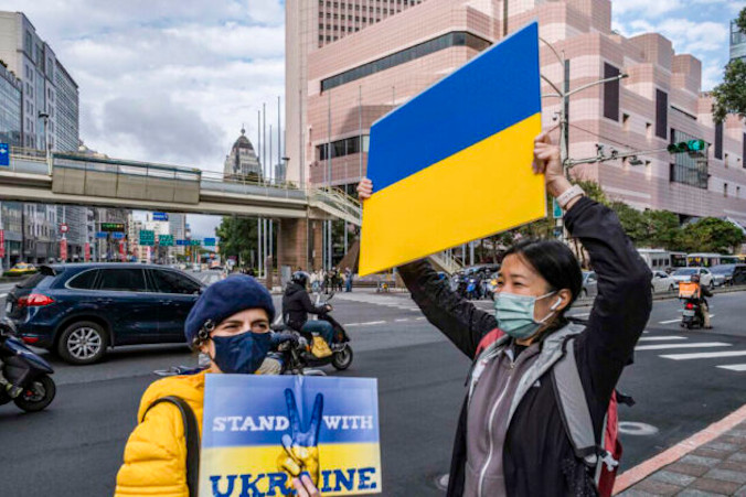 Protestujący trzymają transparenty przed przedstawicielstwem Komisji Koordynacyjnej Moskwa–Tajpej w proteście przeciwko inwazji wojskowej Rosji na Ukrainę, Tajpej, Tajwan, 25.02.2022 r. (Lam Yik Fei / Getty Images)