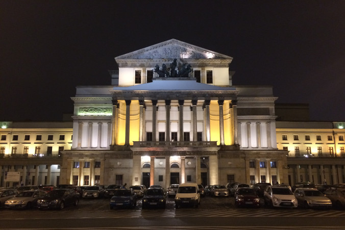Fronton Teatru Wielkiego w Warszawie, zdjęcie niedatowane (Aidas U., CC BY 3.0 / <a href="https://commons.wikimedia.org/w/index.php?curid=59648000">Wikimedia</a>)