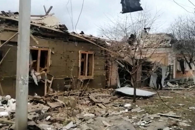 Zniszczenia w wyniku rosyjskiego nalotu w czernihowskiej dzielnicy Stara Podusiwka, 3.03.2022 r. Zniszczone zostały dwie szkoły oraz budynki mieszkalne (ODA / PAP)
