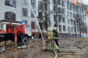 Płonący budynek siedziby policji i służby bezpieczeństwa w Charkowie, 2.03.2022 r. Podczas kolejnego ostrzału Charkowa rakieta wybuchła w centrum miasta, zaatakowano siedzibę policji i służby bezpieczeństwa. Trwa rosyjska inwazja na Ukrainę (DSNS / PAP)