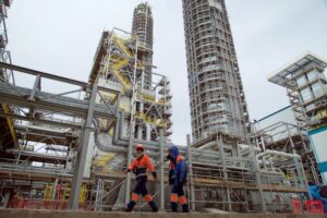 Plac budowy zakładu ZapSibNefteKhim rosyjskiego holdingu petrochemicznego Sibur na obrzeżach Tobolska, 4.10.2018 r. (Andrey Borodulin/AFP via Getty Images)