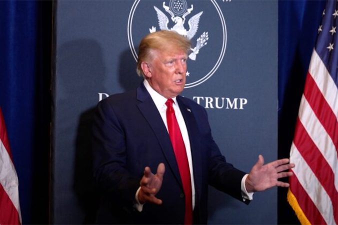 Donald Trump, 45. prezydent Stanów Zjednoczonych, odpowiada na pytania podczas konferencji prasowej poprzedzającej jego wystąpienie na konferencji Partii Konserwatywnej w Rosen Shingle Creek w Orlando na Florydzie, 26.02.2022 r. (Tal Atzmon / The Epoch Times)