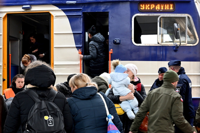 Uchodźcy, którzy. przyjechali pociągiem specjalnym ze Lwowa na Dworzec Główny PKP w Przemyślu, 6.03.2022 r. (Darek Delmanowicz / PAP)