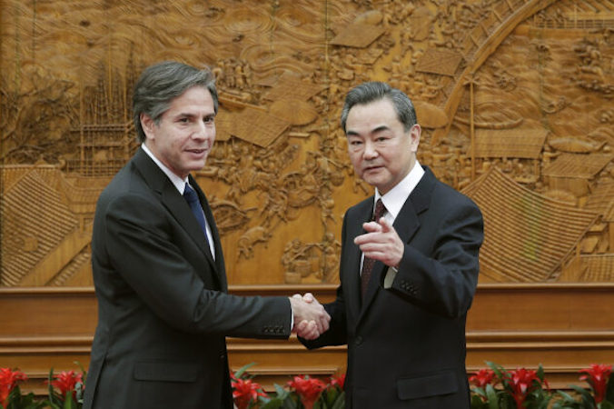 Antony Blinken, zastępca sekretarza stanu USA, podaje rękę chińskiemu ministrowi spraw zagranicznych Wangowi Yi w Sali Oliwnej w Pekinie, Chiny, 11.02.2015 r. (Andy Wong-Pool / Getty Images)