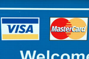 Visa i Mastercard zawieszają swoją działalność w Rosji