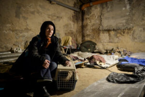 Wolontariuszka czeka na koniec godziny policyjnej w piwnicy budynku w Kijowie, Ukraina, 7.03.2022 r. (ANDRII NESTERENKO/PAP/EPA)
