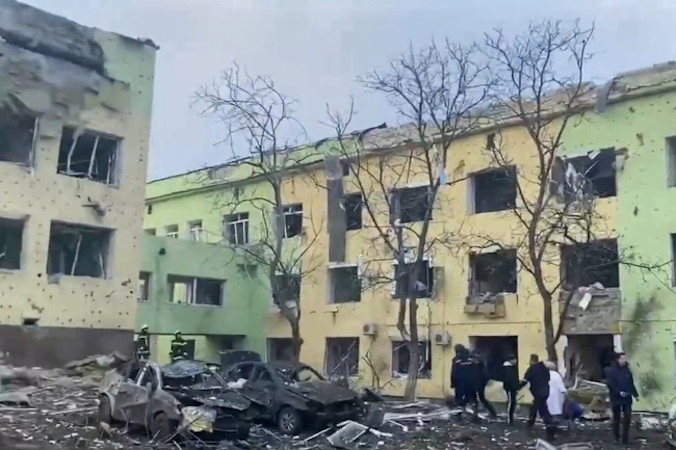 Zniszczony po rosyjskim nalocie sierociniec i szpital położniczy w Mariupolu, 9.03.2022 r. (Siły Zbrojne Ukrainy / PAP)