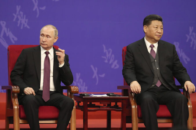 Prezydent Rosji Władimir Putin i przywódca Chin Xi Jinping uczestniczą w ceremonii na Uniwersytecie Tsinghua w Pałacu Przyjaźni, Pekin, 26.04.2019 r. (Kenzaburo Fukuhara – Pool / Getty Images)