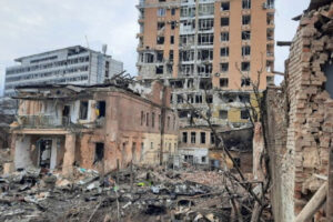 Ruiny budynków w Charkowie zniszczonych przez rosyjskie bombardowania, 8.03.2022 r. (DSNS / PAP)