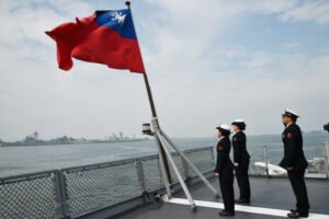 Tajwańscy marynarze salutują fladze wyspy na pokładzie statku zaopatrzeniowego Panshih po wzięciu udziału w corocznych ćwiczeniach, w bazie morskiej Tsoying w Kaohsiung, 31.01.2018 r. (Mandy Cheng/AFP via Getty Images)