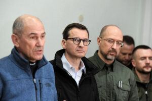 Premier RP Mateusz Morawiecki (drugi po lewej), premier Słowenii Janez Janša (po lewej) i premier Ukrainy Denys Szmyhal (trzeci po lewej) wzięli udział w konferencji prasowej po spotkaniu w Kijowie, 15.03.2022 r. (Andrzej Lange / PAP)
