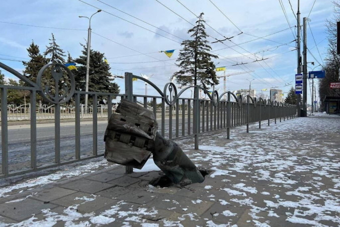 Niewybuch pozostały po rosyjskim ataku w Mariupolu, 17.03.2022 r. (Ukraine in Crisis / PAP)