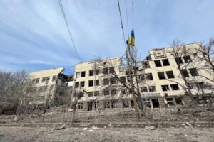 Zniszczenia po rosyjskim ataku w Mariupolu, 17.03.2022 r. (Ukraine in Crisis / PAP)