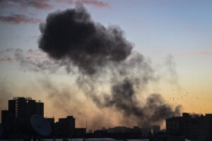 Dym po eksplozji w Kijowie, 16.03.2022 r. (Aris Messinis/AFP via Getty Images)