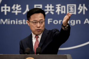 Rzecznik chińskiego MSZ Zhao Lijian odpowiada na pytania podczas codziennego briefingu dla mediów w Pekinie, 8.04.2020 r. (Greg Baker/AFP via Getty Images)
