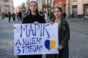 Protest w obronie Mariupola na Starym Mieście we Lwowie, 19.03.2022 r. (Wojtek Jargiło / PAP)