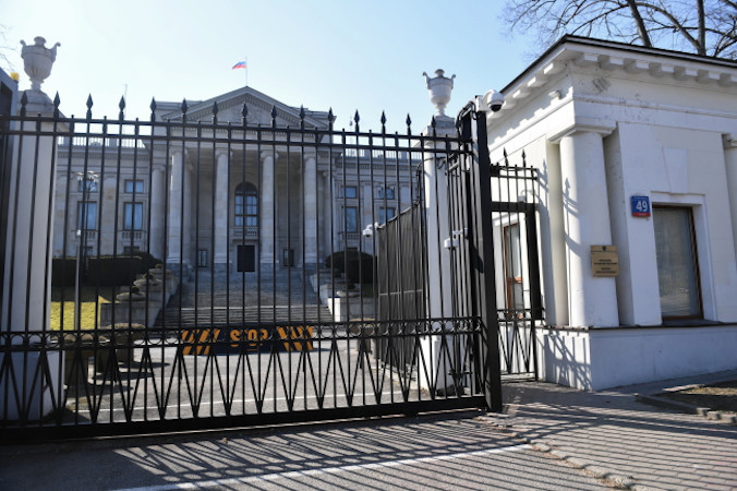Ambasada Federacji Rosyjskiej przy ulicy Belwederskiej w Warszawie, 23.03.2022 r. (Radek Pietruszka / PAP)