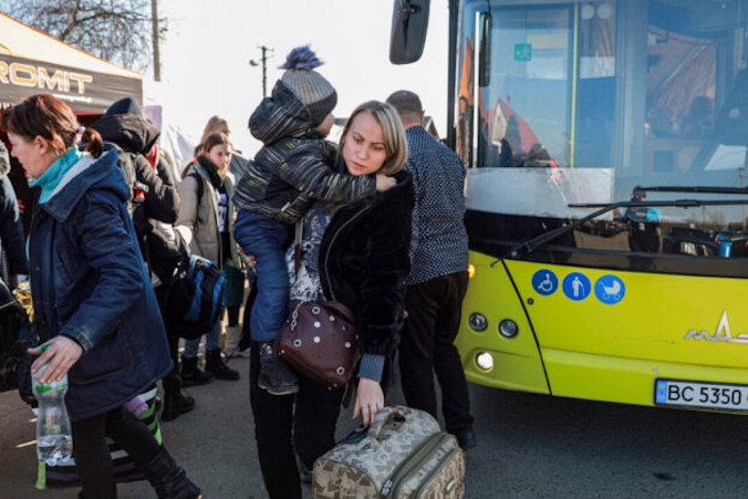 Ukraińcy, którzy uciekli ze swoich domów, docierają do przejścia granicznego w Medyce, 14.03.2022 r. (Charlotte Cuthbertson / The Epoch Times)
