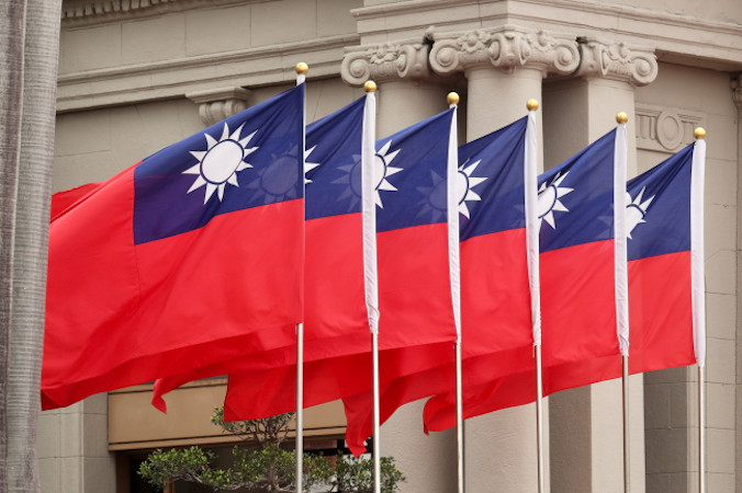 Flagi Tajwanu eksponowane podczas ceremonii powitalnej prezydenta Wysp Marshalla Davida Kabua, Tajpej, Tajwan, 22.03.2022 r. (RITCHIE B. TONGO/PAP/EPA)