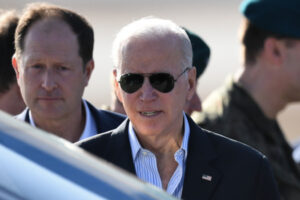 Prezydent Biden przywitał się z grupą amerykańskich żołnierzy w Polsce