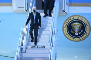 Prezydent USA Joe Biden opuszcza samolot Air Force One na lotnisku w podrzeszowskiej Jasionce, 25.03.2022 r. (Darek Delmanowicz / PAP)