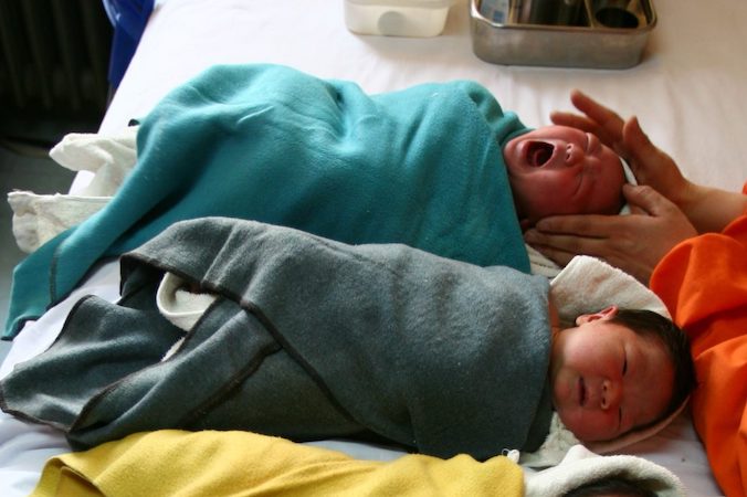 Pielęgniarka uspokaja dziecko w Szpitalu Dziecięcym Xining w mieście Xining w prowincji Qinghai. Według relacji Chińskiego Radia Państwowego, ang. China National Radio, szpitale w prowincji Henan reklamowały sprzedaż niechcianych dzieci (Getty Images)