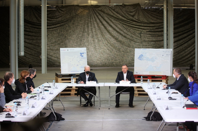 Prezydent USA Joe Biden (pośrodku po lewej) i prezydent Andrzej Duda (pośrodku po prawej) podczas spotkania z przedstawicielami pozarządowych organizacji zaangażowanych we wspieranie uchodźców z Ukrainy, Rzeszów-Jasionka, 25.03.2022 r. (Łukasz Gągulski / PAP)