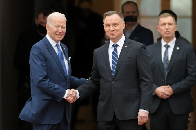 Prezydent USA Joe Biden i prezydent RP Andrzej Duda podczas powitania przed spotkaniem w Pałacu Prezydenckim w Warszawie, 26.03.2022 r. (Marcin Obara / PAP)