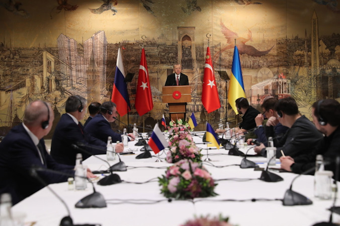 Prezydent Turcji Recep Tayyip Erdoğan (pośrodku w głębi) przemawia do delegacji rosyjskiej (po lewej) i ukraińskiej (po prawej) przed rozmowami w Pałacu Dolmabahçe w Stambule, Turcja, 29.03.2022 r., zdjęcie udostępnione przez Biuro Prasowe Prezydenta Turcji (TURKISH PRESIDENT PRESS OFFICE HANDOUT/PAP/EPA)