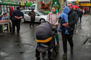 Rodzina na targu w Kijowie, Ukraina, 30.03.2022 r. (NUNO VEIGA/PAP/EPA)